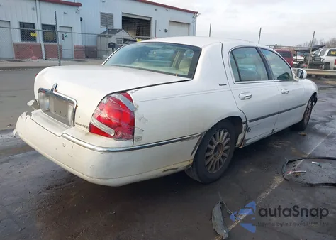 2004 Lincoln Town Car Signature z USA, uszkodzony, nr VIN 1LNHM81W04Y638924